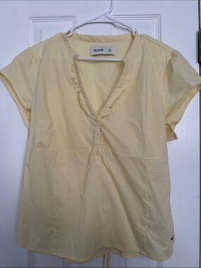 Hollister Pale Yellow Ruffle V-Neck Short Sleeve Top